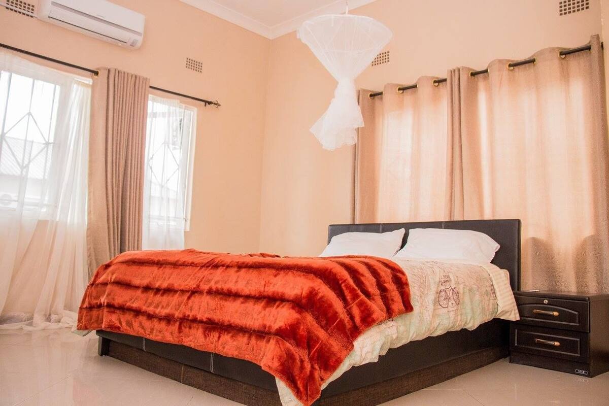 Departamento familiar | Tabla de planchar con plancha, camas extra y ropa de cama