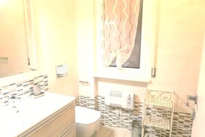 Douche, séchoir à cheveux, bidet, serviettes fournies