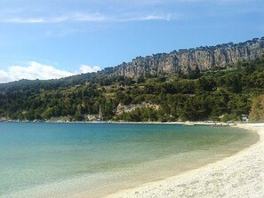 Una spiaggia nelle vicinanze
