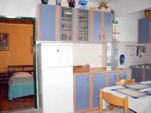 Geladeira, fogão, lava-louças, torradeira
