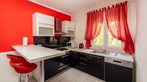 Refrigerador, microondas y utensilios de cocina