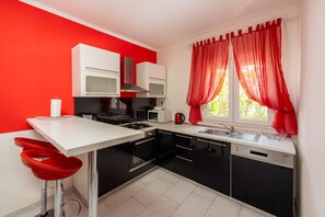 Fridge, microwave, cookware/dishes/utensils - Apartments Danica, (13539), Crikvenica, hr (Crikvenica)