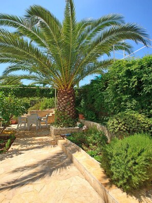 Property grounds - Apartments Kazimir, (10552), Stomorska, hr (Stomorska)