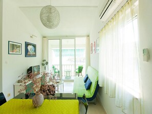 TV - Apartments Kazimir, (10552), Stomorska, hr (Stomorska)