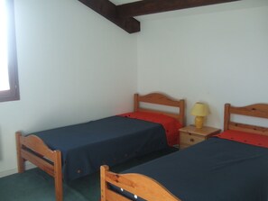 4 bedrooms, iron/ironing board, WiFi