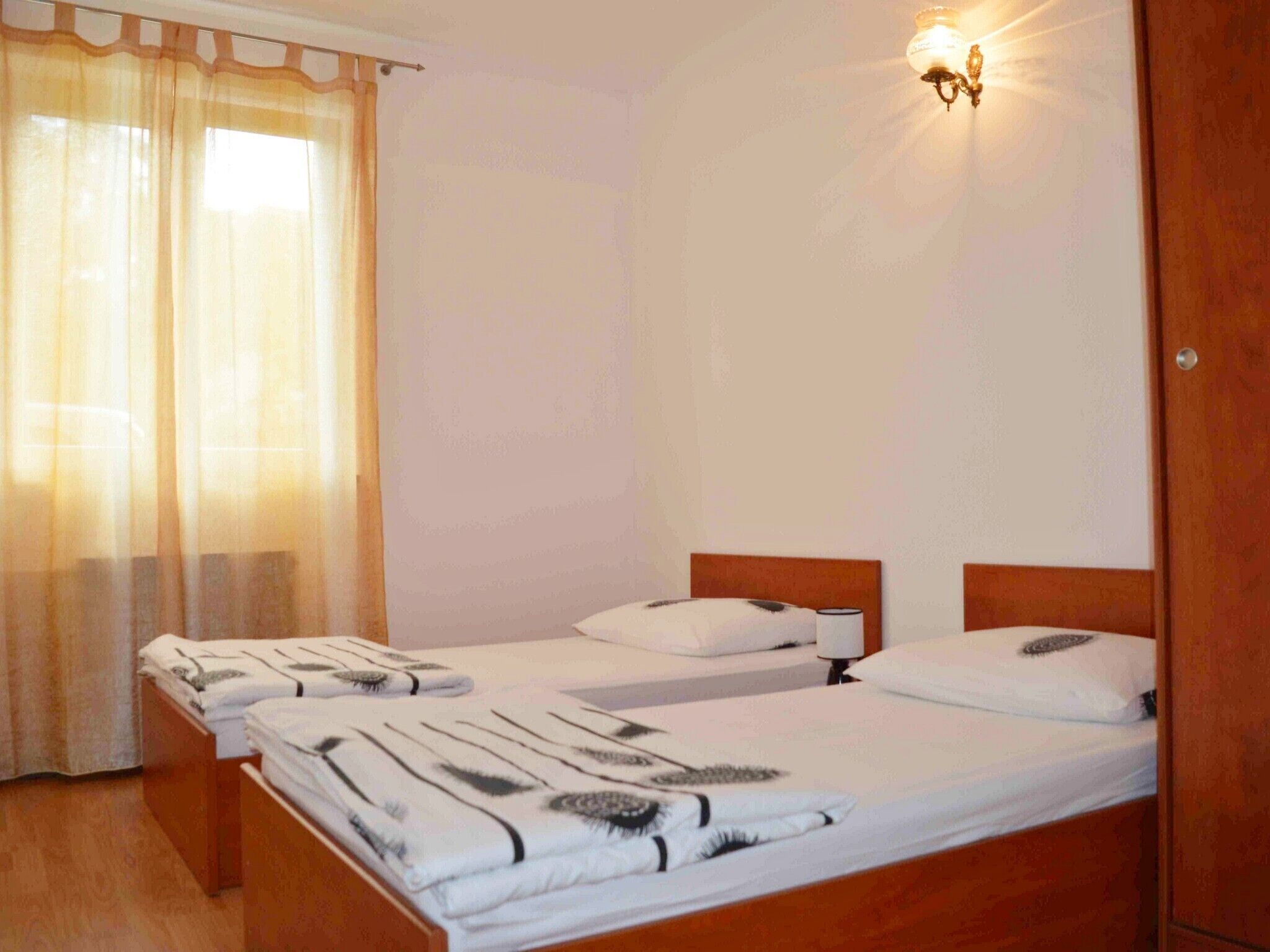 2 多间卧室、熨斗/熨衣板、上网接入、床单