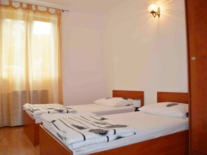 2 slaapkamers, een strijkplank/strijkijzer, internet, beddengoed