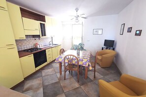 Refrigerador, horno, parrilla de estufa y cafetera y tetera 