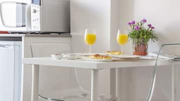 Frigorífic, microones, placa de cuina i cafetera i tetera