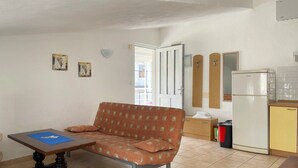 TV - Apartments Irena, (8247), Okrug Gornji, hr (Okrug Gornji)