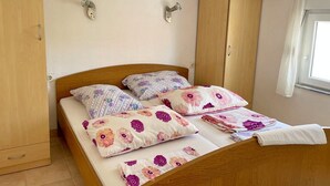 1 bedroom, internet, bed sheets - Apartments Irena, (8247), Okrug Gornji, hr (Okrug Gornji)