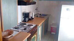 Fridge, microwave, cookware/dishes/utensils - Apartment Nada, (12640), Tribunj, hr (Tribunj)
