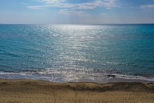 Fantastic three-bedroom apartment facing the sea, 30 meters to reach the beach