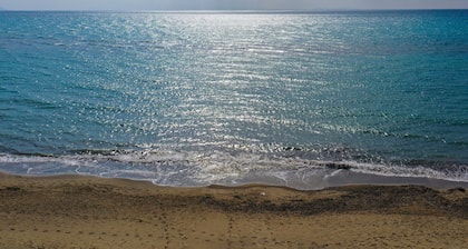 Fantastic three-bedroom apartment facing the sea, 30 meters to reach the beach