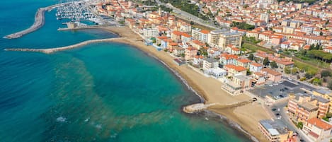 Una spiaggia nelle vicinanze