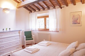 2 quartos, ferros/tábuas de passar roupa, Wi-Fi, roupa de cama