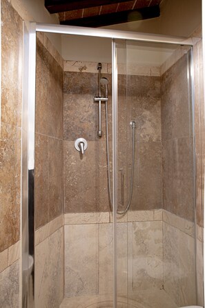 Douche, bidet, serviettes fournies, shampoing