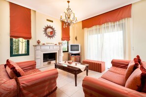 TV, fireplace