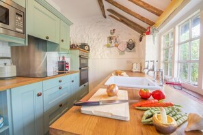 Fridge, microwave, oven, dishwasher - Brooke Cottage, Great Walsingham, Norfolk (Walsingham)