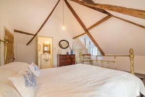 2 bedrooms, iron/ironing board, Internet, bed sheets