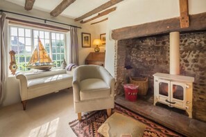 TV, fireplace - Brooke Cottage, Great Walsingham, Norfolk (Walsingham)