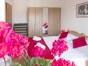 1 chambre, fer et planche à repasser, accès Internet, draps fournis