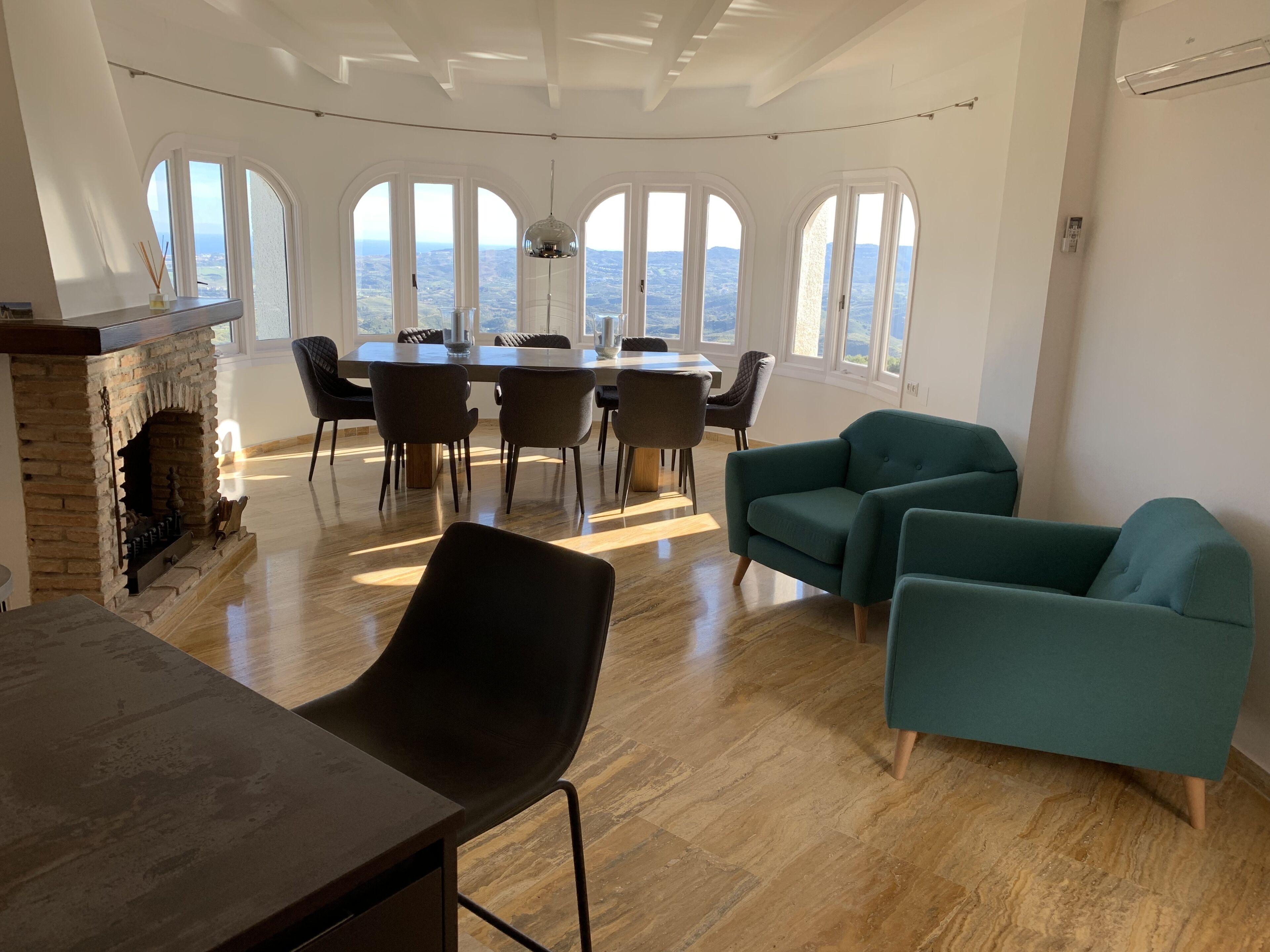 STUNNING 4 BED VILLA WITH SPECTACULAR COASTAL VIEWS