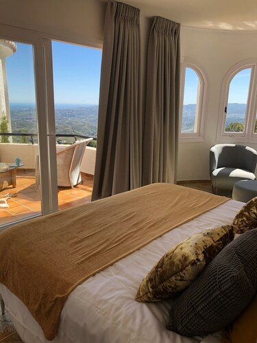 SPECTACULAR 4 BED  VILLA WITH  COASTAL VIEWS TOWARDS COSTA DEL SOL AND  MOROCCO