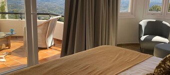 SPECTACULAR 4 BED  VILLA WITH  COASTAL VIEWS TOWARDS COSTA DEL SOL AND  MOROCCO