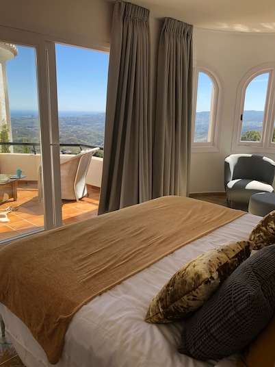 SPECTACULAR 4 BED VILLA WITH COASTAL VIEWS TOWARDS COSTA DEL SOL AND MOROCCO