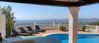 SCHITTERENDE VILLA MET 4 SLAAPKAMERS IN VALTOCADO MET SPECTACULAIRE UITZICHTEN NAAR DE KUST