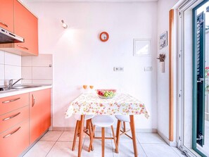 Fridge, cookware/dishes/utensils