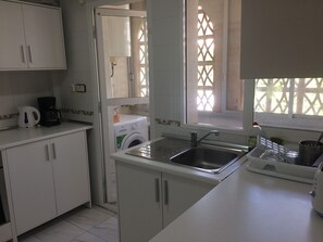 Een koelkast, een microgolfoven, een oven, een kookplaat