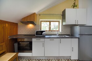 KĂŒhlschrank, Mikrowelle, Kochgeschirr/Geschirr/Besteck