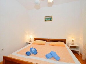 2 bedrooms, iron/ironing board, Internet, bed sheets