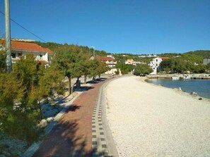 Una spiaggia nelle vicinanze