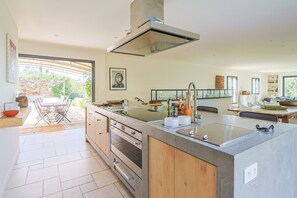 Réfrigérateur, micro-ondes, four, lave-vaisselle