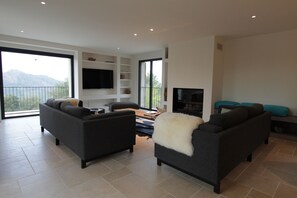 Een televisie en een open haard