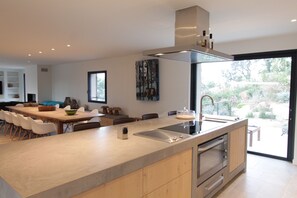 Een koelkast, een magnetron, een oven, een vaatwasser