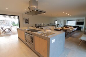 Een koelkast, een magnetron, een oven, een vaatwasser