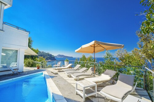 AMORE RENTALS - Villa Terri with Sea View, Private Pool, Direct Sea Access and Parking