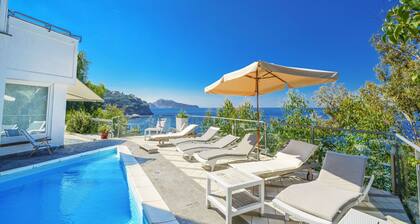 AMORE RENTALS - Villa Terri with Sea View, Private Pool, Direct Sea Access and Parking
