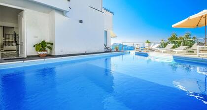 AMORE RENTALS - Villa Terri with Sea View, Private Pool, Direct Sea Access and Parking