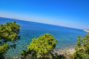Una spiaggia nelle vicinanze