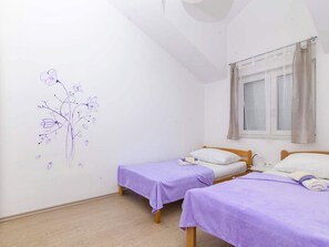 5 bedrooms, iron/ironing board, Internet, bed sheets
