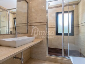 Bathtub, hair dryer, towels