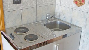 Fridge, cookware/dishes/utensils - Apartments Ante, (11861), Vinišće, hr (Vinišće)