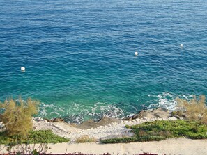 På stranden