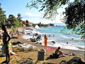Una spiaggia nelle vicinanze