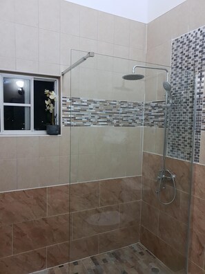 Secadora de cabello, toallas, shampoo, papel de baño 
